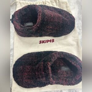 SKIMS Brand New Plush Slippers Size 37 (6.5-7)